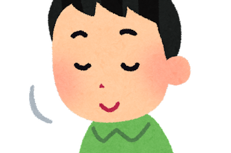 頷く男性